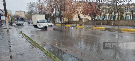 Lənkəranda yağışdan sonra mərkəzi küçələri su basıb, ərazi keçilməz olub