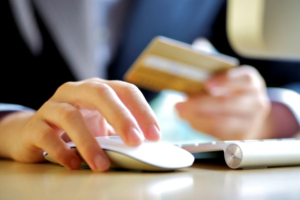 Əmək pensiyaçılarının plastik kartları dəyişdirilirmi?