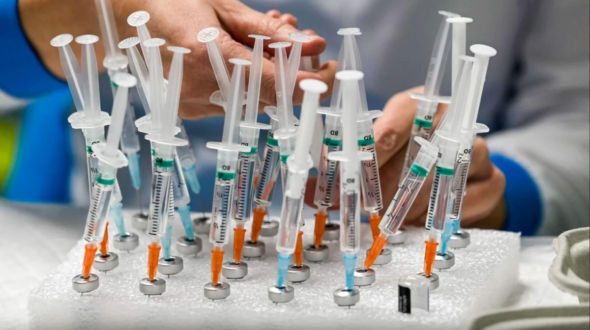 “Omikron” ştamını ilk dəfə aşkarlayan mütəxəssisdən təhlükə barədə xəbərdarlıq