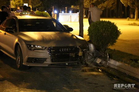 Hüseyn Cavid prospekti ilə əks istiqamətdə gedən maşın qəza törədib - FOTO