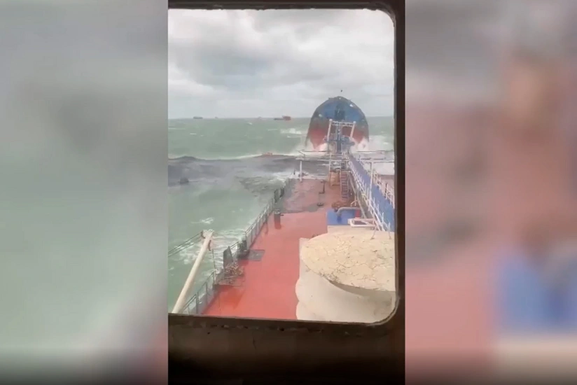 С поврежденного танкера в Черном море эвакуировали 13 человек, один из них погиб