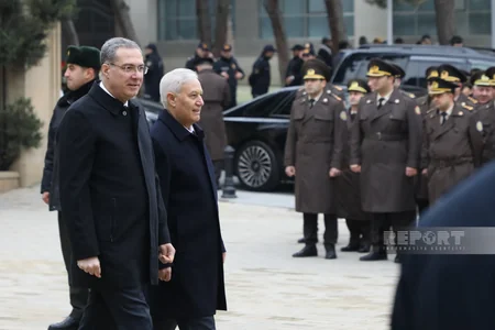 Azərbaycan xalqı Fəxri xiyabanda Ümummilli Liderin məzarını ziyarət edir