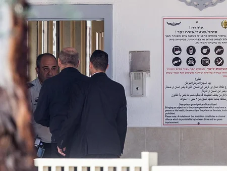 ​İsrailin keçmiş baş naziri həbsxanaya aparılıb