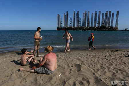Qadağan olunan çimərlikdə dincələnlər - REPORTAJ