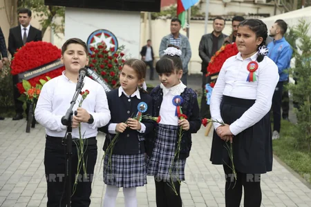 Bakıda üç şəhidin xatirə lövhəsinin açılışı olub