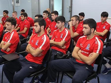 Azərbaycan yığmasının futbolçularına danışılmış oyunlarla bağlı seminar keçirilib