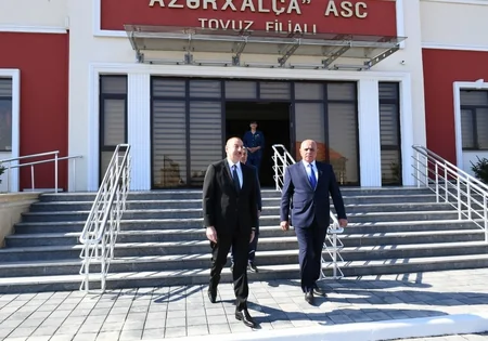 Dövlət başçısı “Azərxalça”nın Tovuz filialının fəaliyyəti ilə tanış olub