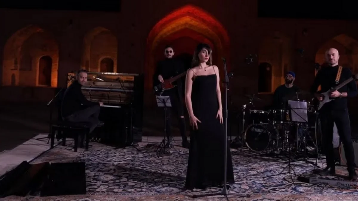 Female singer in Iran performs without hijab