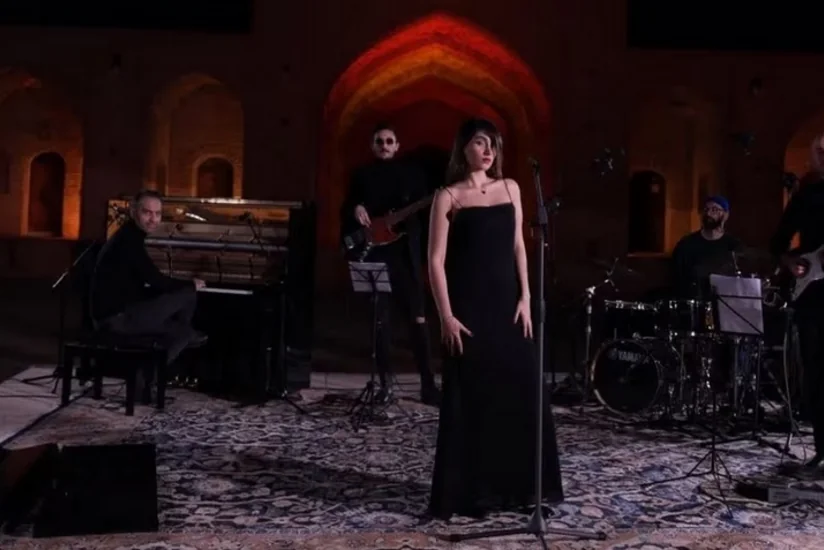 İranda qadın müğənni hicab taxmadan səhnəyə çıxıb