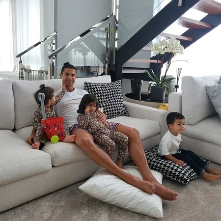Evdə qal deyən Ronaldu ailəsini gəzintiyə çıxardı