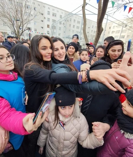 Leyla Əliyeva Səbail rayonunda abadlaşdırılan həyətin açılışında iştirak edib