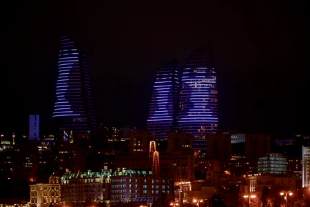 Логотип Мемориала Вугара Гашимова спроецирован на Flame Towers