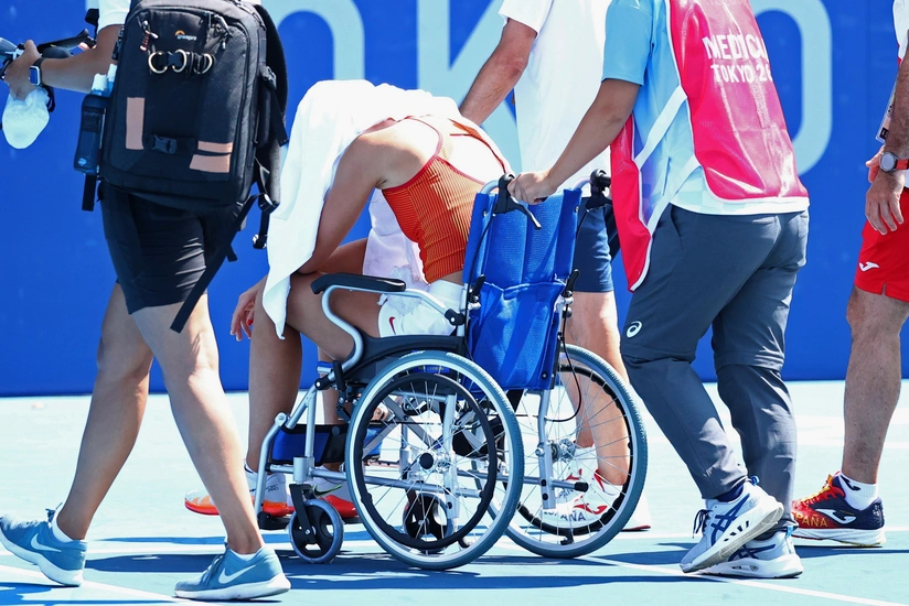 Tokio-2020: İspaniyalı tennisçi kortu əlil arabasında tərk edib