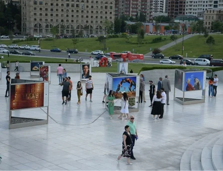 Heydər Əliyev Mərkəzinin parkında tanınmış fotoqraf Reza Deqatinin sərgisi açılıb - FOTO