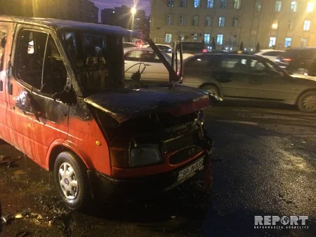 Перед Верховным судом сгорел микроавтобус