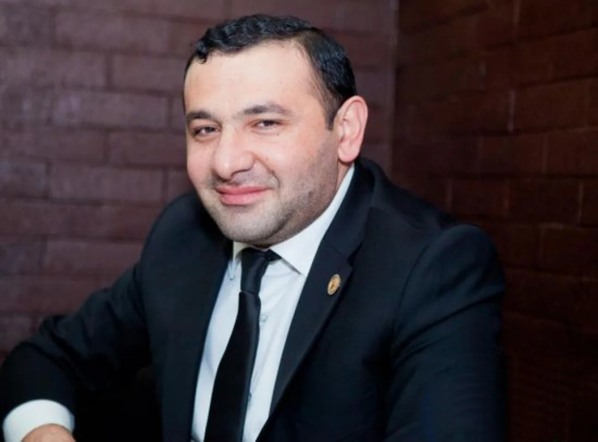 Tanınmış aşığa qarşı 54 min manatlıq dələduzluq edən şirkət əməkdaşlarının məhkəməsi başlayıb