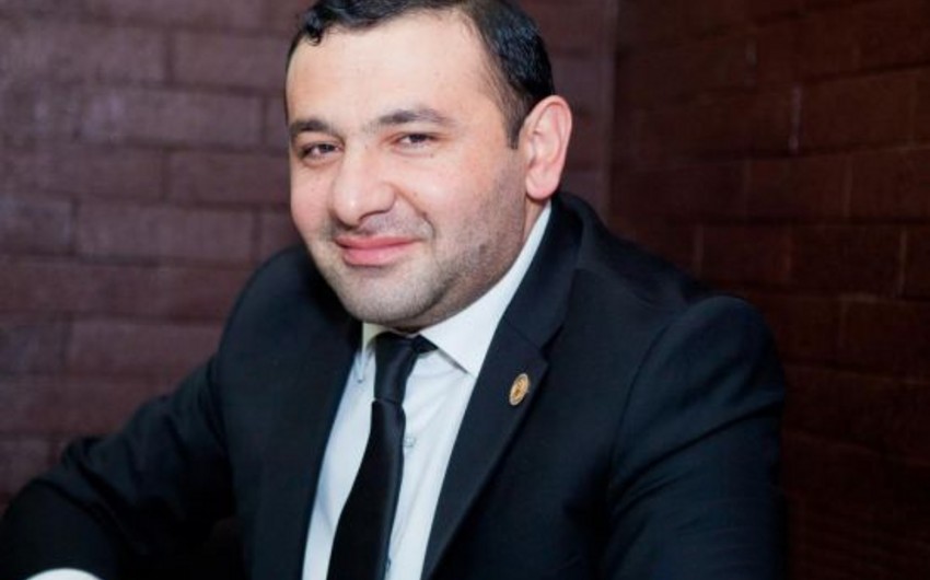 Tanınmış aşığa qarşı 54 min manatlıq dələduzluq edən şirkət əməkdaşlarının məhkəməsi başlayıb