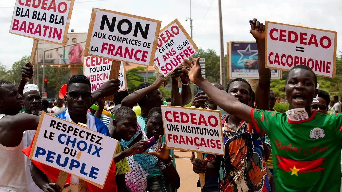 “Observer Online” Fransa diplomatlarının Burkina-Fasodan qovulmasından yazıb
