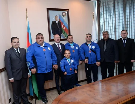 Azər Əliyev pauerliftinq üzrə paralimpiya milli komandasının üzvləri ilə görüşüb