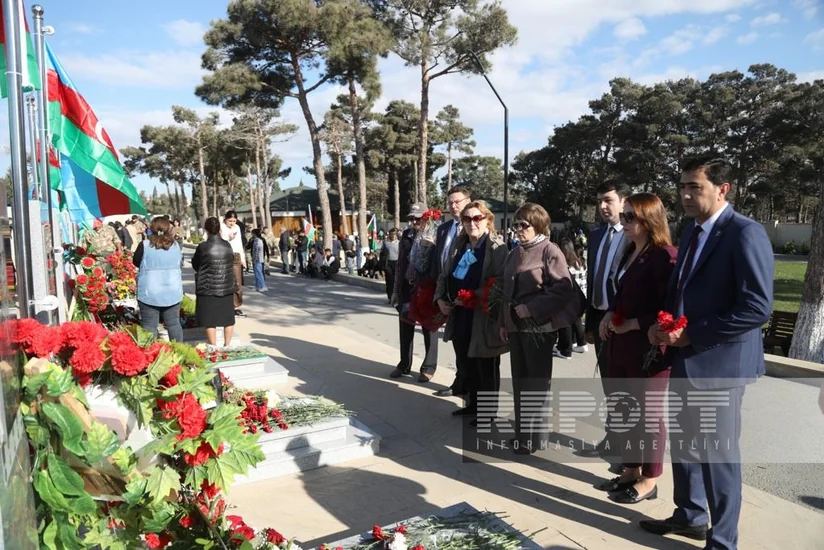 Azərbaycanın Rus İcması Zəfər Günü ilə bağlı İkinci Şəhidlər xiyabanını ziyarət edib