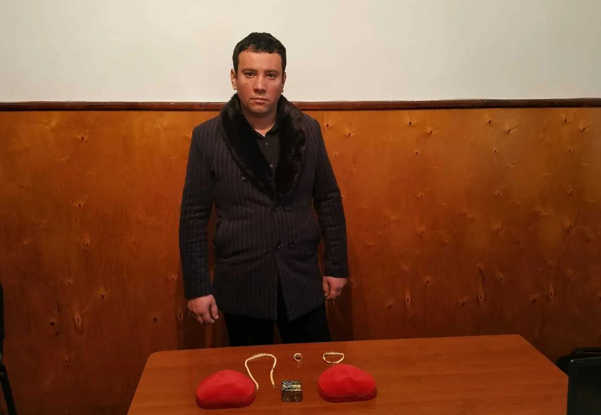 Astarada 15 min manatlıq qızıl oğurlayan Bakı sakini saxlanılıb