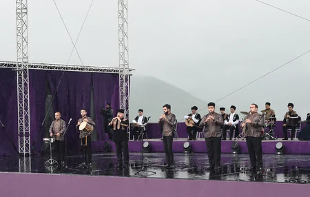 İlham Əliyev və Mehriban Əliyeva Şuşada Beynəlxalq Folklor Festivalının açılışında iştirak ediblər - YENİLƏNİB