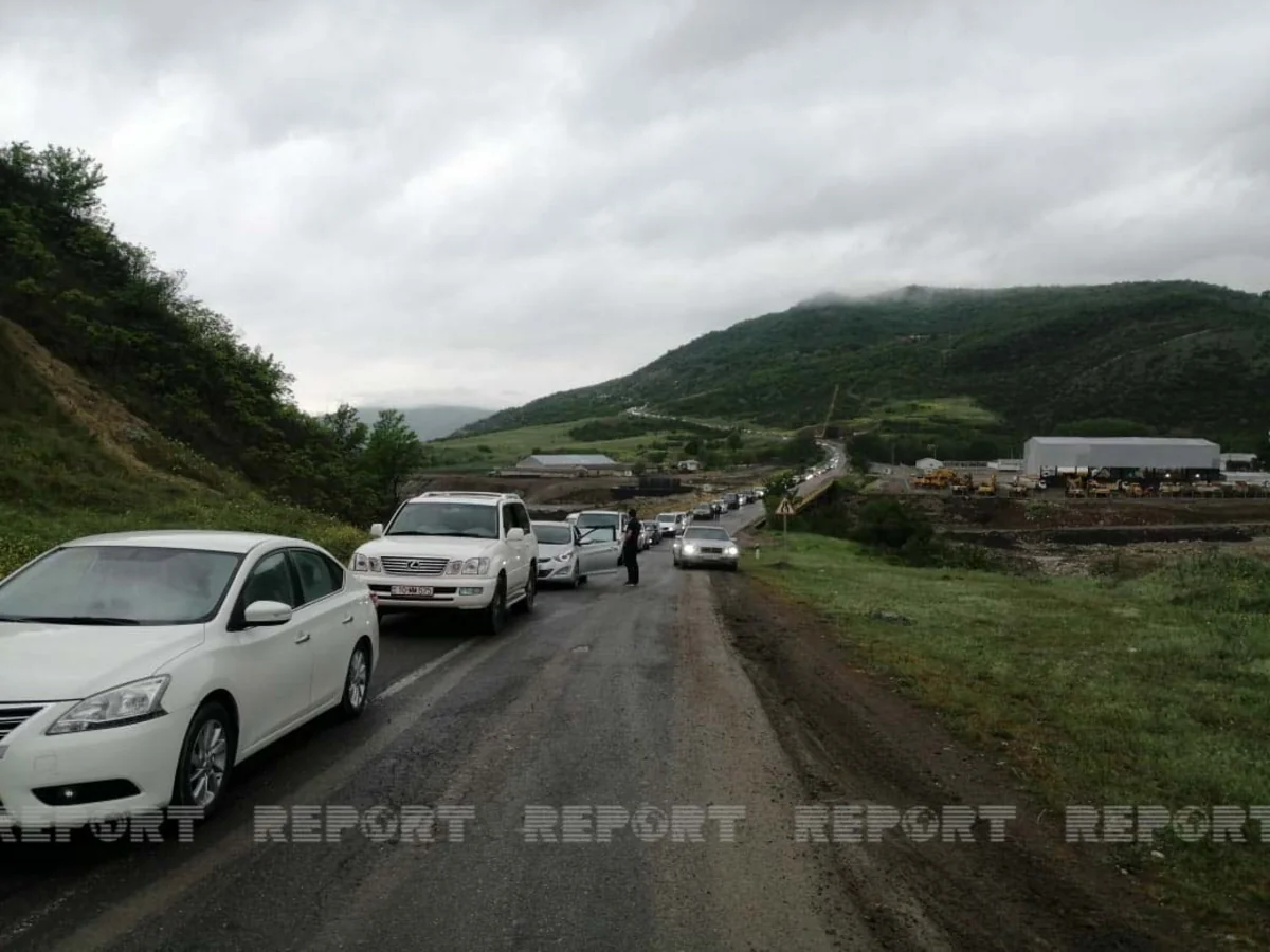 Ağsu aşırımında qəza tıxac yaradıb