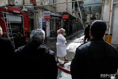 Bakının mərkəzində yaşayış binasında baş verən yanğın söndürülüb - FOTO - YENİLƏNİB