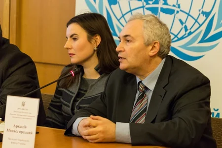 Ukraynada yaşayan etniklər ana dilləri ilə bağlı ölkə prezidentinə müraciət ediblər