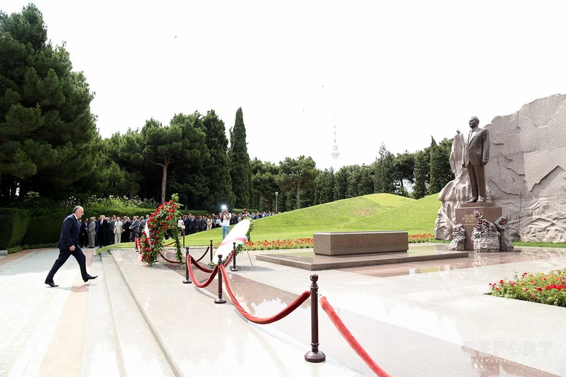 Делегация МИД Азербайджана во главе с Эльмаром Мамедъяровым посетила Аллею почетного захоронения и Аллею шехидов - ФОТО