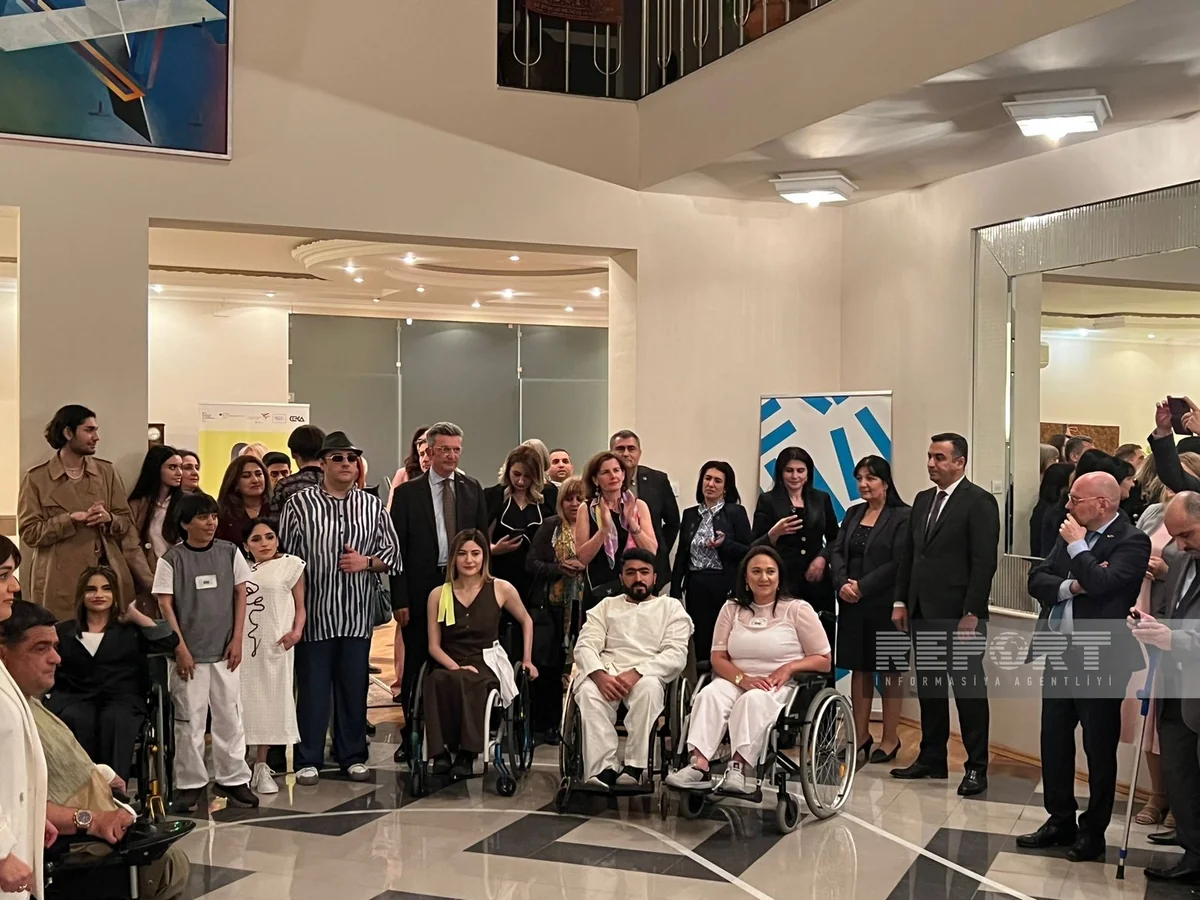 Bakıda fiziki məhdudiyyətli insanlar üçün xüsusi moda nümayişi keçirilib