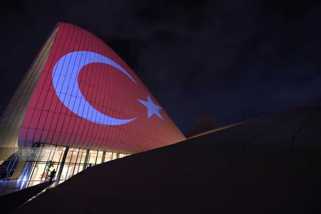 Heydər Əliyev Mərkəzi Türkiyə bayrağı ilə işıqlandırılıb