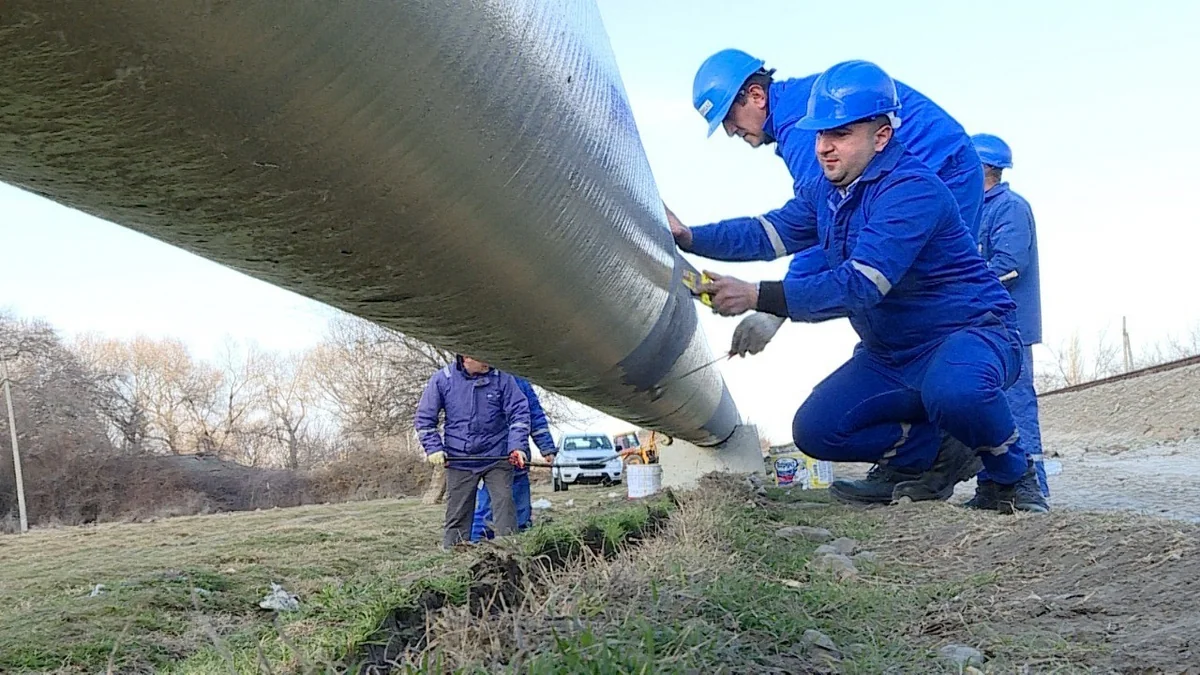 Qaz kəmərlərinin beton dirəklər üzərinə qaldırılması davam etdirilir
