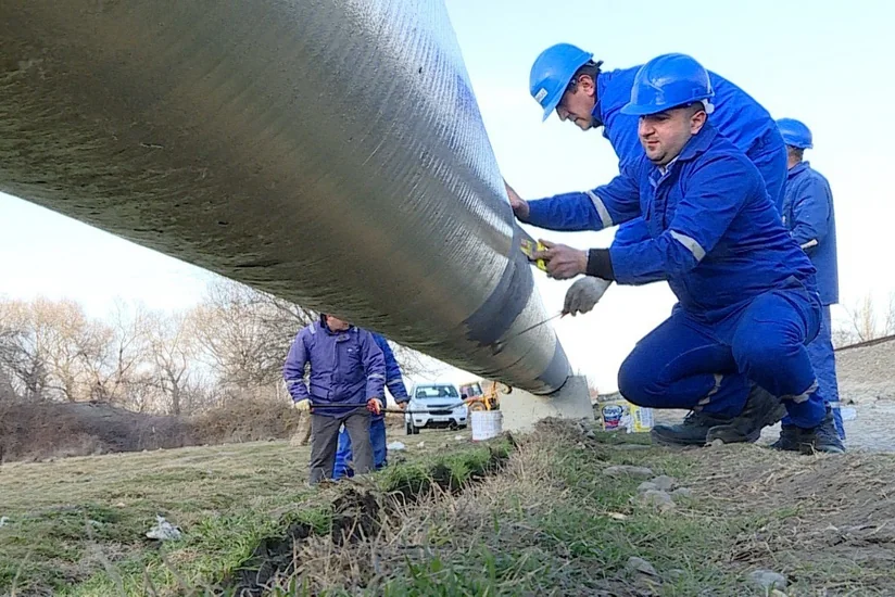 Qaz kəmərlərinin beton dirəklər üzərinə qaldırılması davam etdirilir