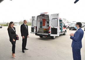 İlham Əliyev və Mehriban Əliyeva yeni gətirilən təcili yardım avtomobilləri ilə tanış olublar
