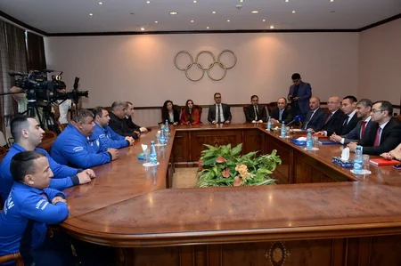 Azər Əliyev pauerliftinq üzrə paralimpiya milli komandasının üzvləri ilə görüşüb