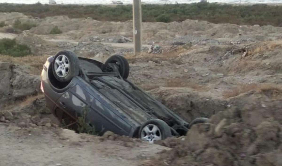 Sumqayıtda minik avtomobili aşıb, xəsarət alan var - FOTO