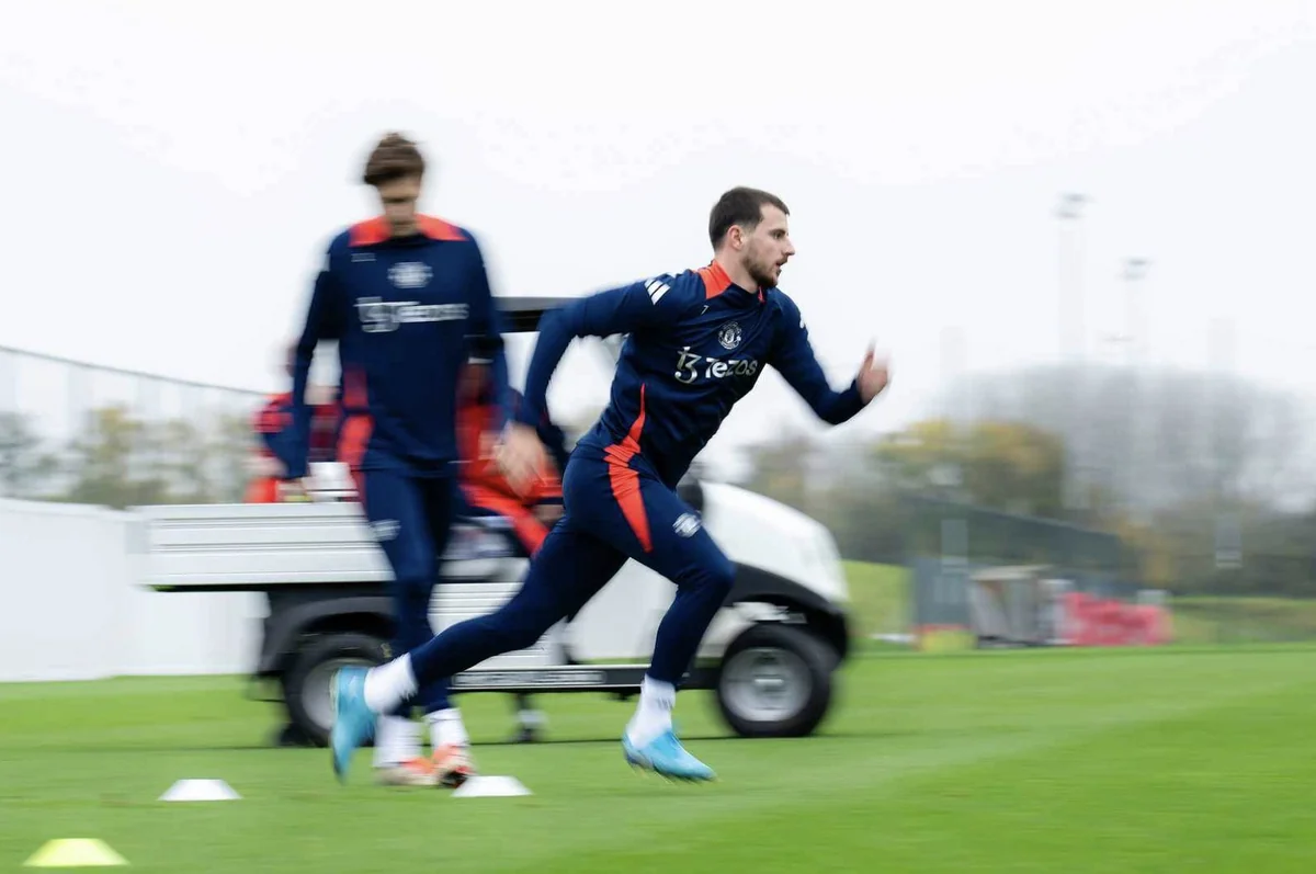 Mançester Yunaytedin futbolçusu kollektiv məşqlərə qoşulub