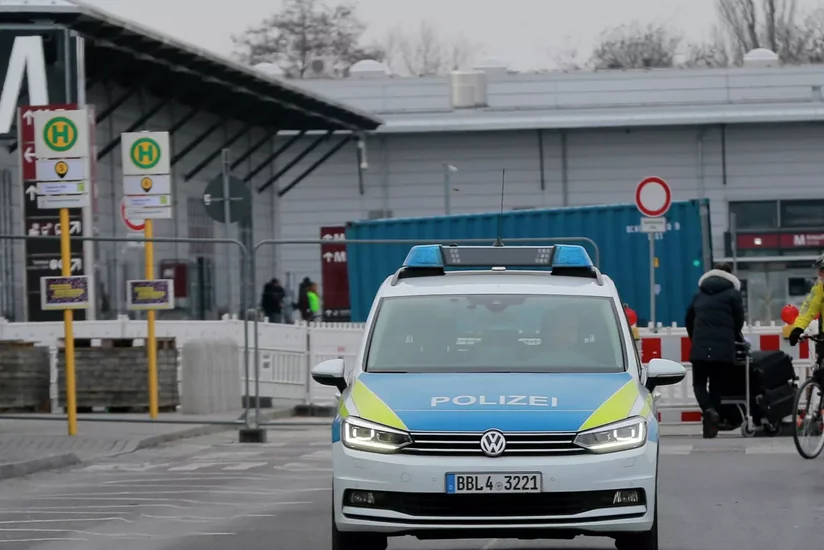 В Берлине активисты облили синей краской витрину магазина Tesla