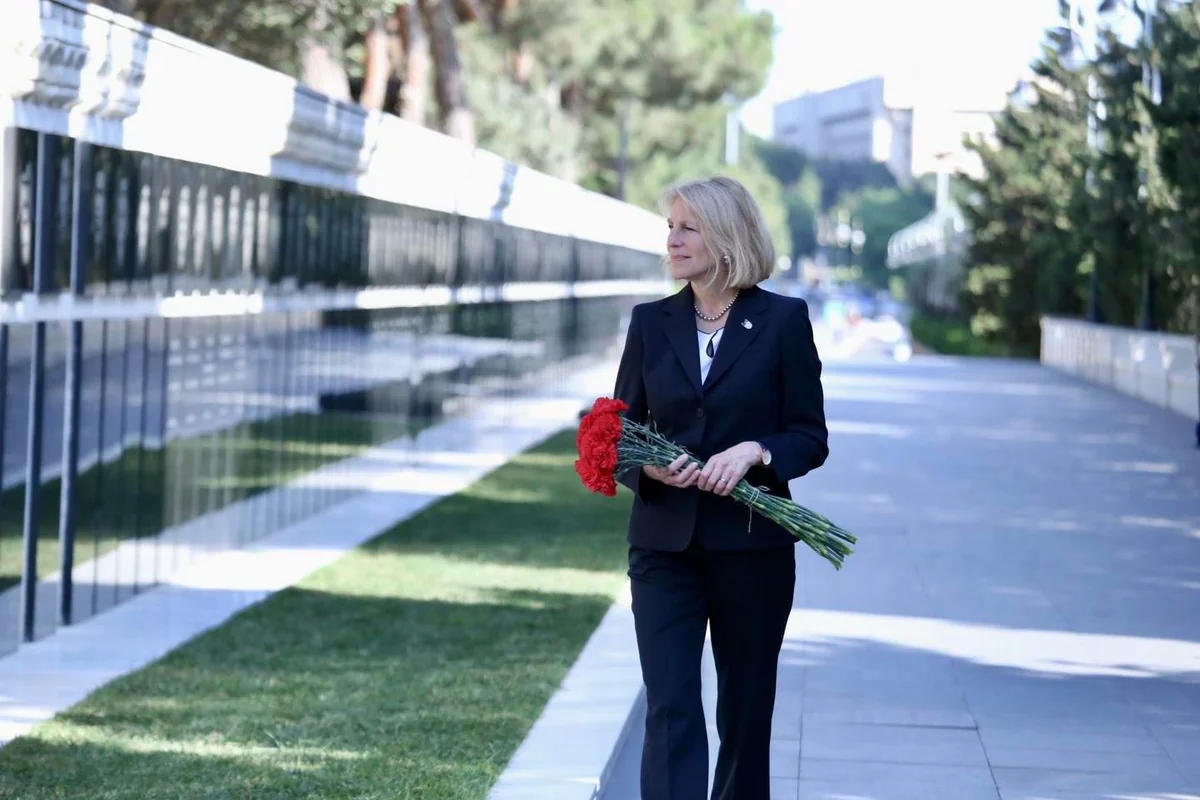 ABŞ dövlət katibinin köməkçisi Şəhidlər xiyabanını ziyarət edib