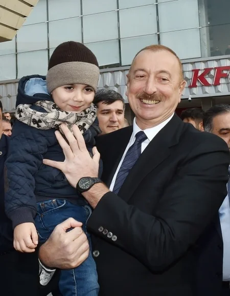 Prezident sakinlərlə söhbət edib, onlarla selfi çəkdirib - FOTOLAR