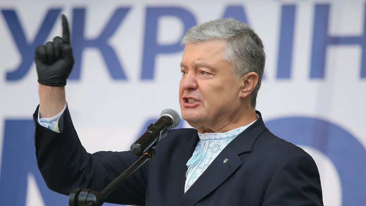 Экс-президент Украины Порошенко приземлился в Киеве