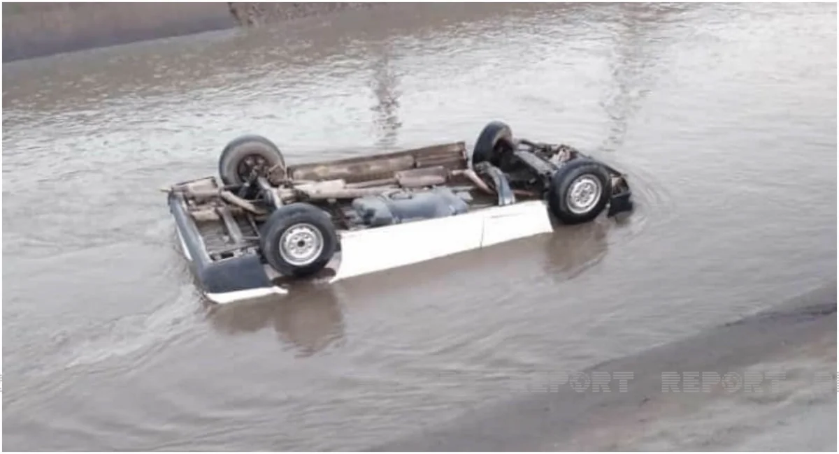 Qubada avtomobil su kanalına aşıb, sərnişin ölüb