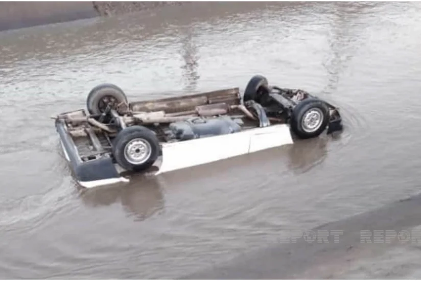 Qubada avtomobil su kanalına aşıb, sərnişin ölüb