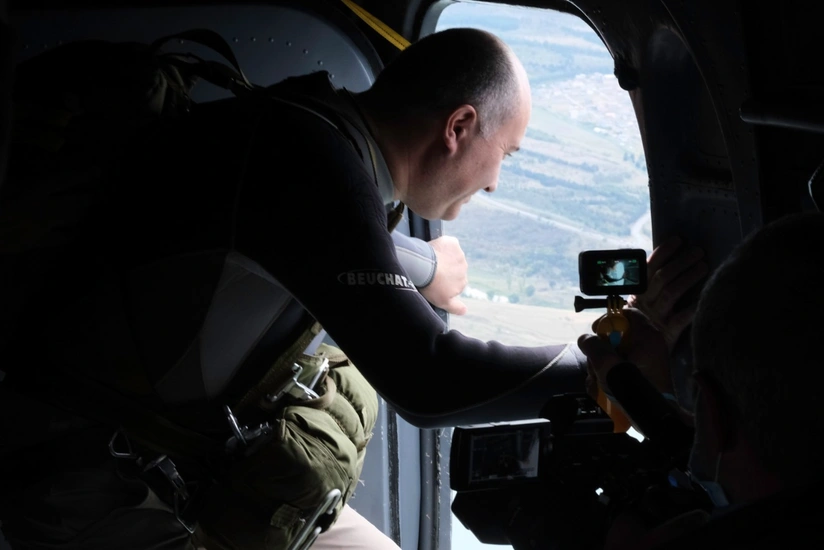 Georgian Defense Minister jumps out of plane with parachute