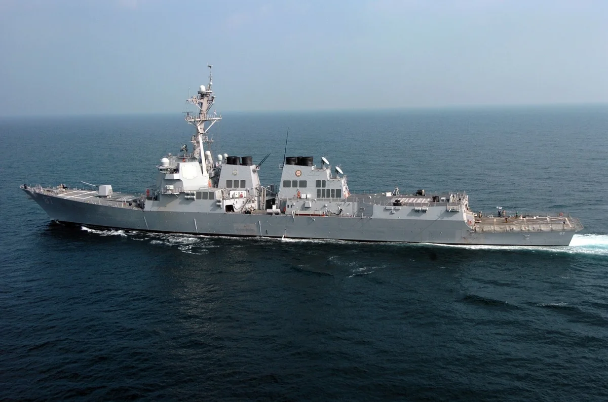 США направляют в Оманский залив эсминец USS Mason в связи с нападением на танкеры