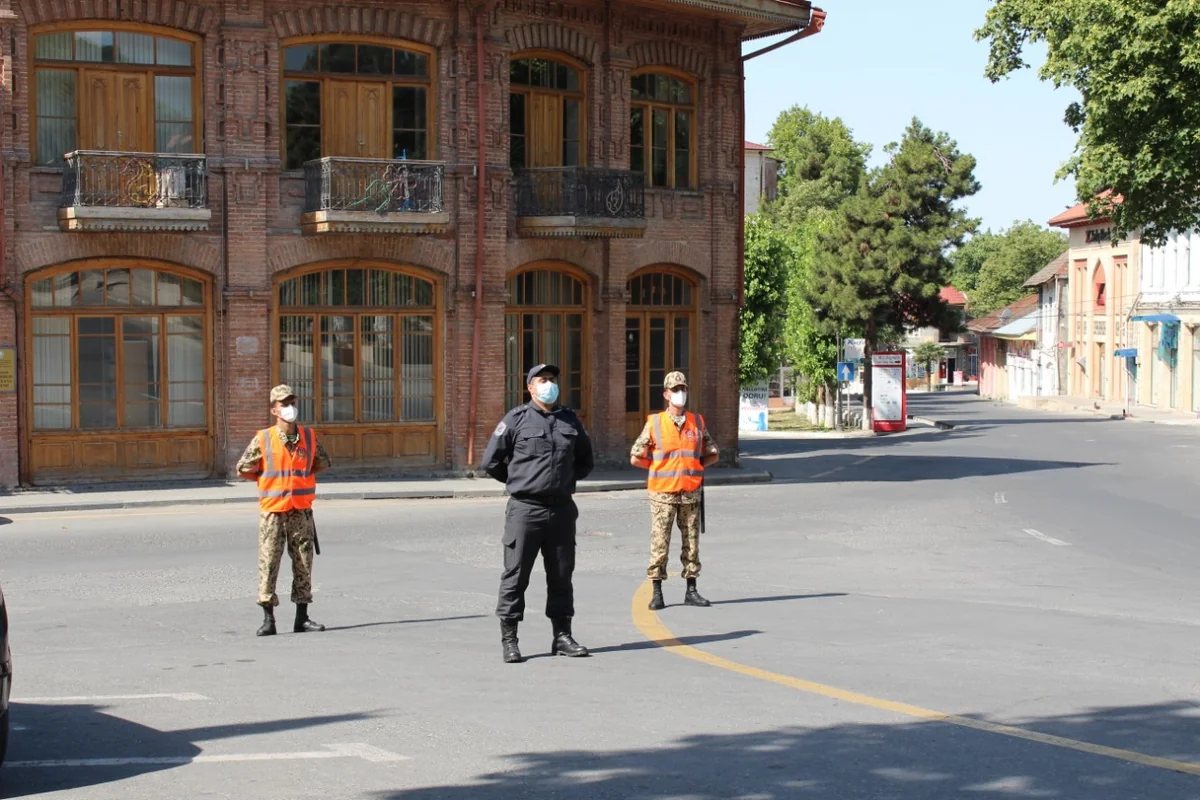 Polis Şəkidə sərt karantin rejiminə nəzarət edir