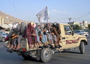 Taliban blocks road to Kabul airport