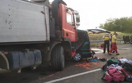 Macarıstanda mikroavtobus qəzaya uğrayıb, 9 nəfər ölüb