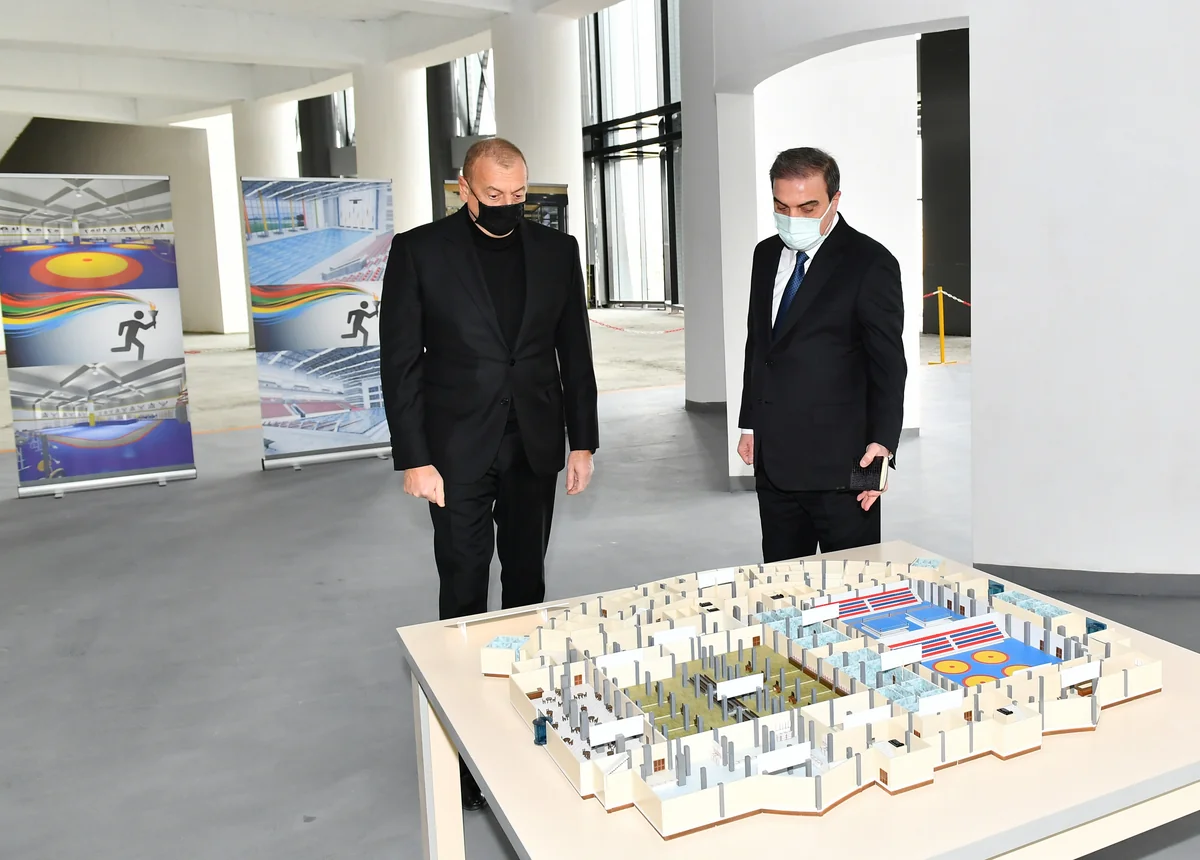 İlham Əliyev Gəncə İdman Sarayında tikinti işlərinin gedişi ilə tanış olub
